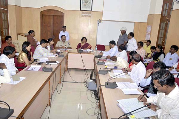 ಸಭೆಗೆ ಹಾಜರಾಗದ ಅಧಿಕಾರಿಗಳಿಗೆ ನೋಟಿಸ್ ನೀಡಲು ಜಿಲ್ಲಾಧಿಕಾರಿ ಸೂಚನೆ